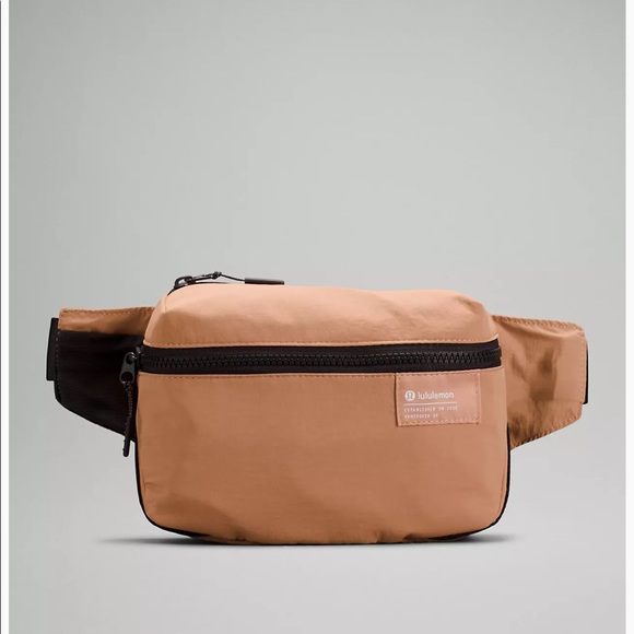 lululemon athletica Handbags - NWT Lululemon “Clean Lines” Belt Bag